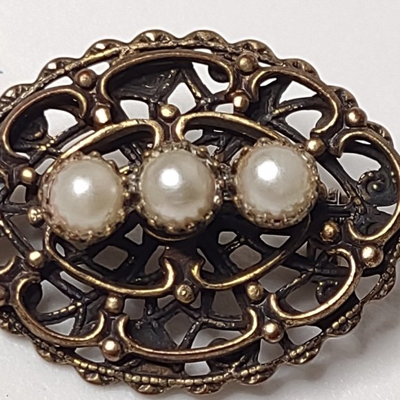 Vintage Oval Shaped 3 Faux Pearl Little Cute Metal Brooch - Picture 4 of 14